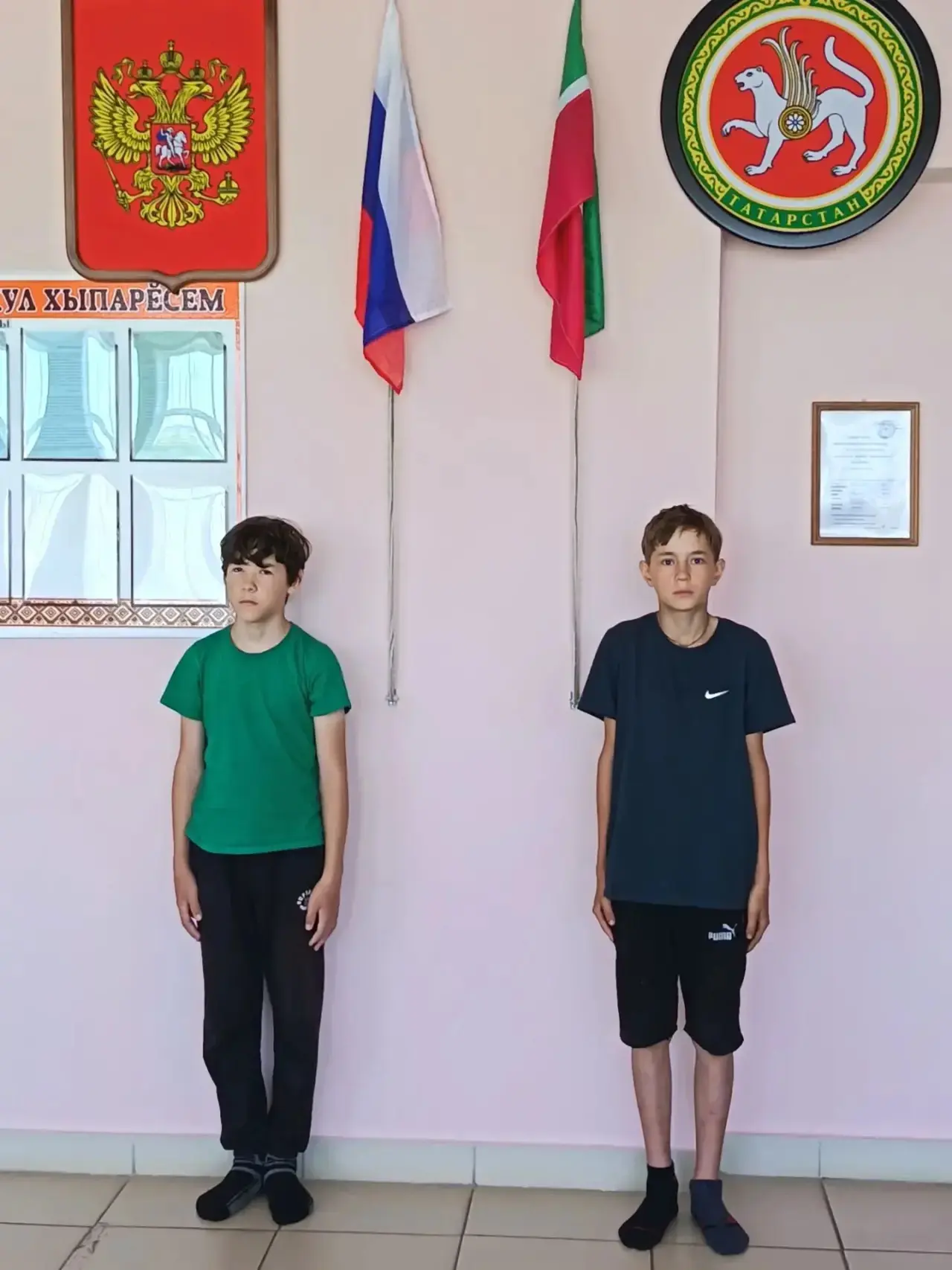 Сегодня в нашем лагере утро началось с поднятия флага и бодрящей зарядки. Затем мы стали участниками