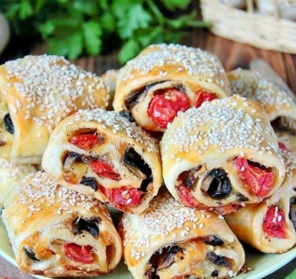 РУЛЕТИКИ С ГРИБАМИ И ТОМАТАМИ 😋👍

Ингредиенты:
Тесто слоеное (бездрожжевое) - 500 гр.
Помидоры - 1