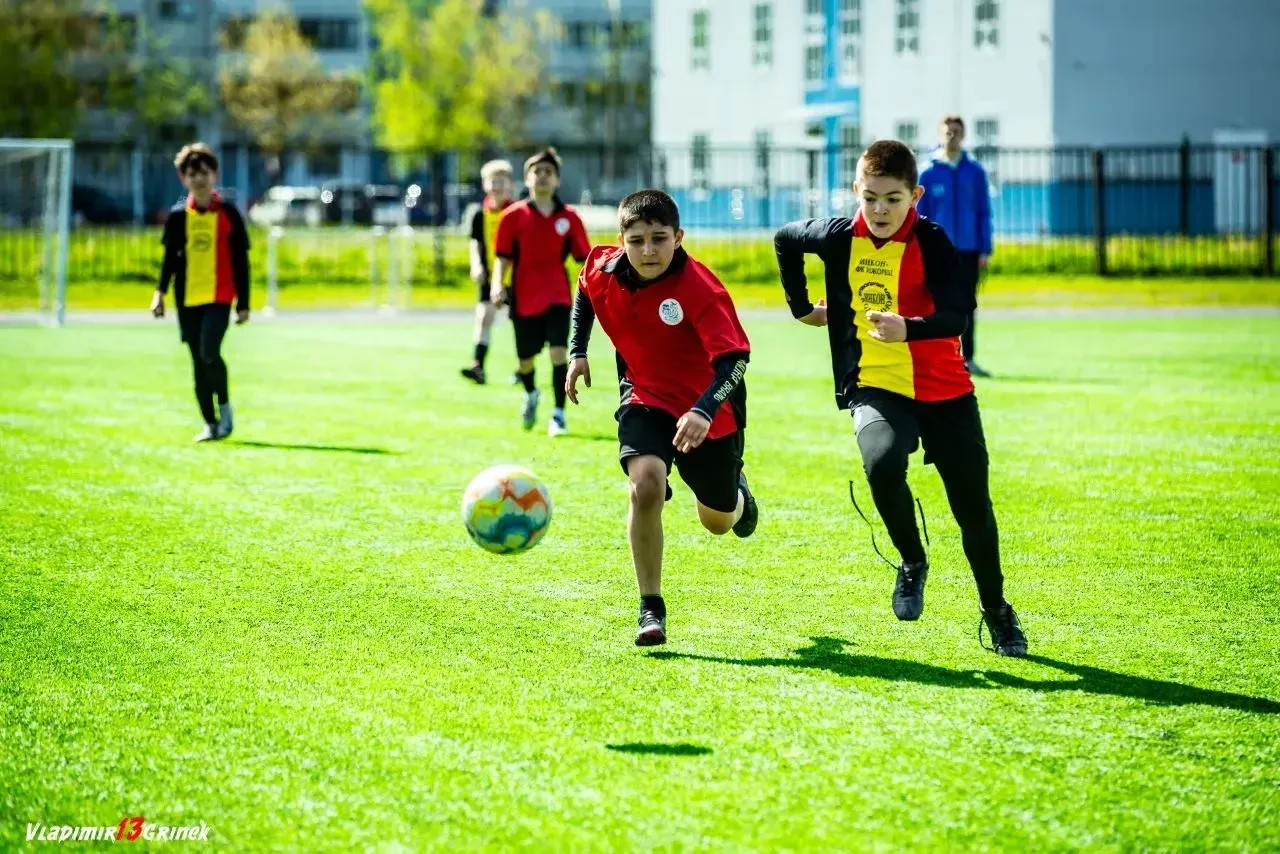 БЛЕСТЯЩАЯ ПОБЕДА НАШЕЙ ФУТБОЛЬНОЙ КОМАНДЫ  ⚽ ⚽⚽   🗓️ 6 мая на стадионе «Ижорец» состоялись финальные