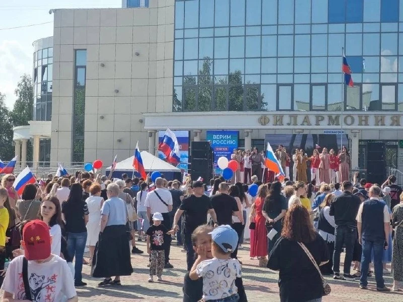 Сургут отмечает День Государственного флага России