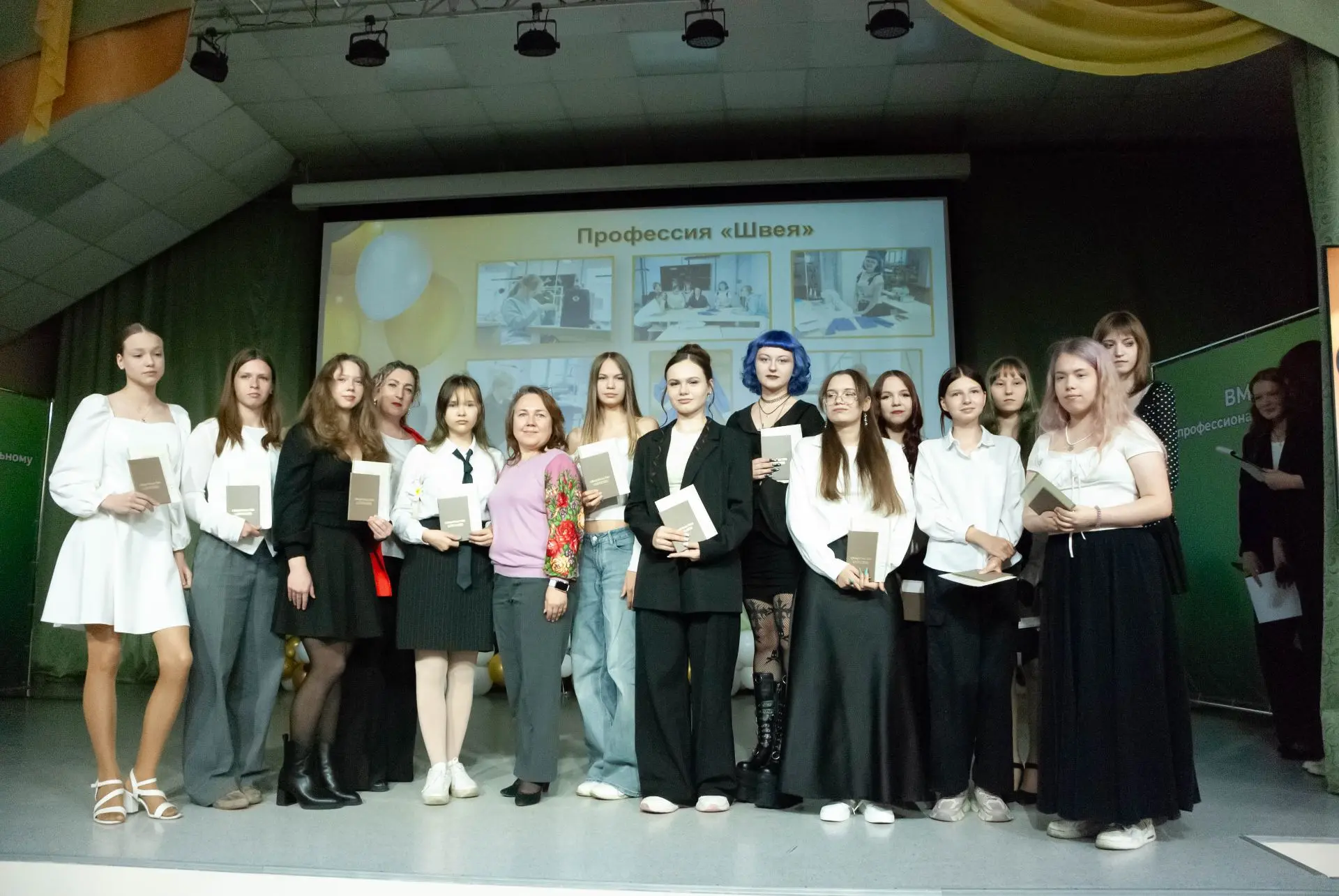 🎉  В Алтайской академии гостеприимства прошло торжественное вручение свидетельств о пр...
