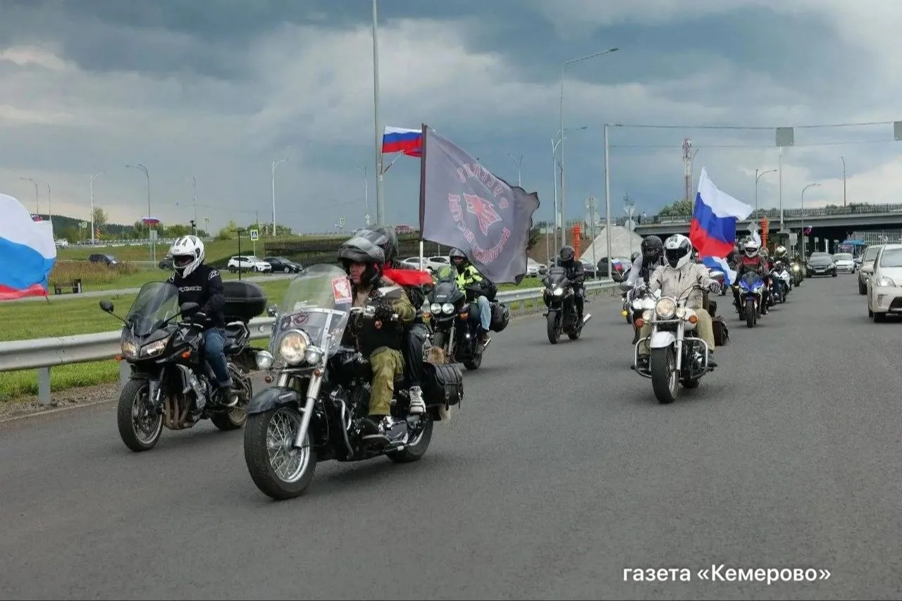 В Кемерове прошел мотопробег в честь Дня государственного флага России