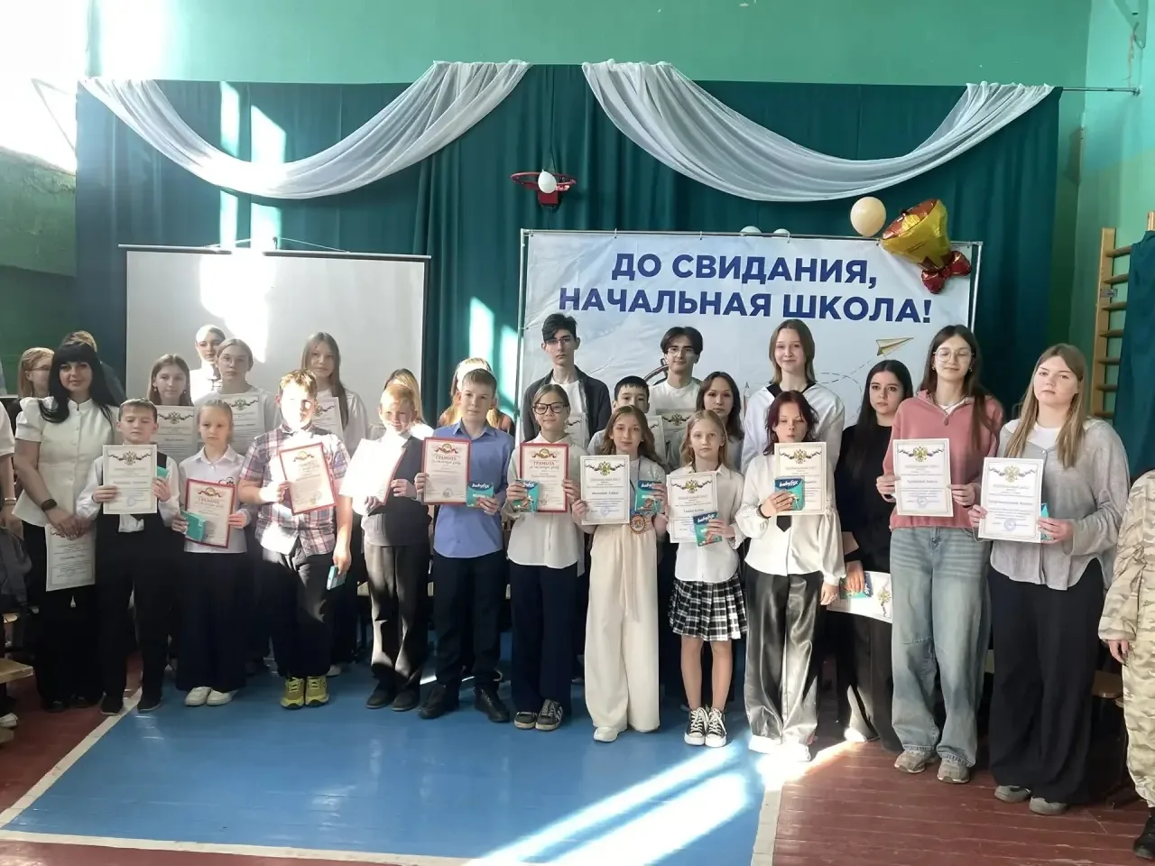 Сегодня на торжественных линейках мы чествовали наших отличников! Гордимся ими и желаем...