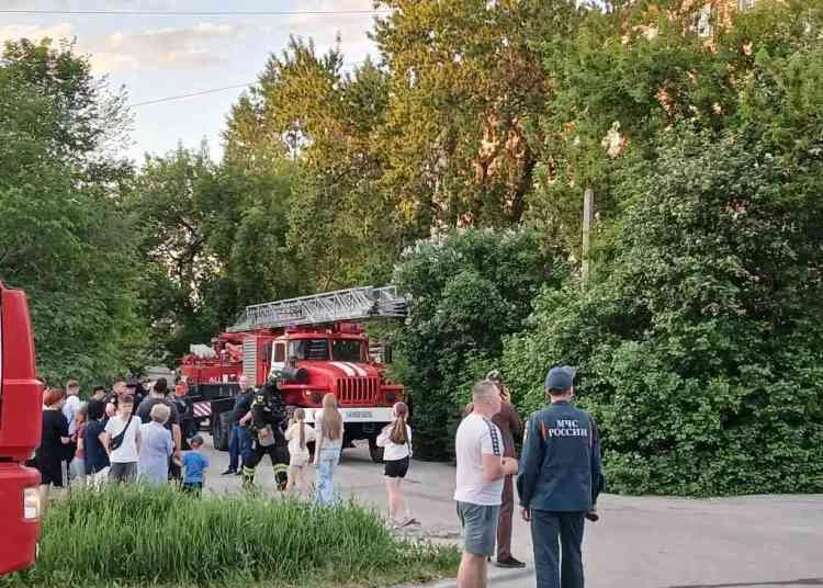 Пожар разразился сегодня вечером, 25 мая, в одной из комнат общежития по адресу ул. Победы, 19. Комн