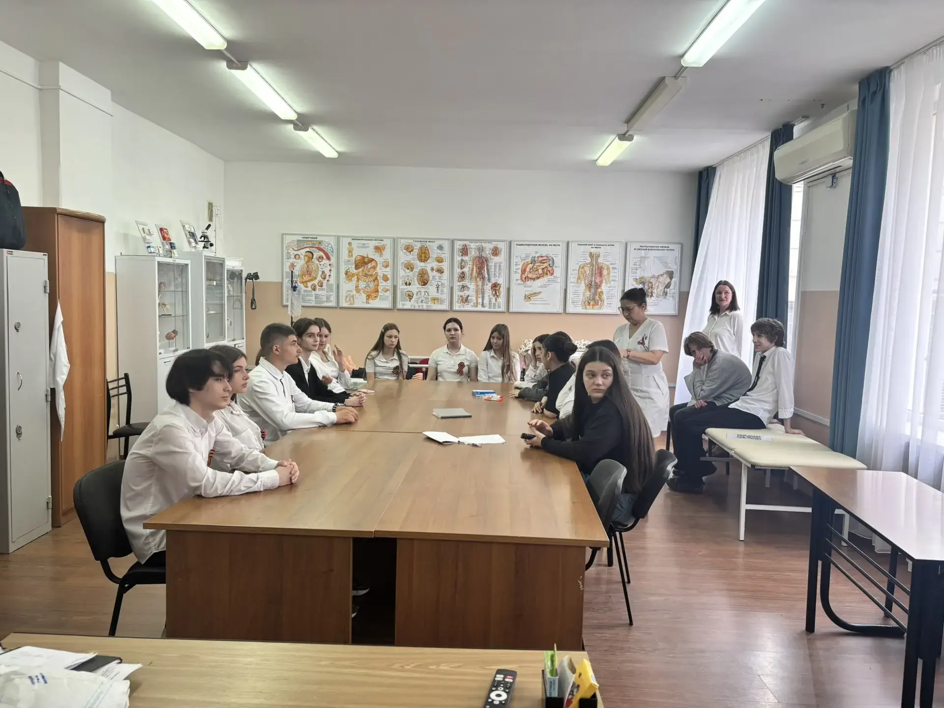 🧬 От школьной скамьи — к науке о нейронах: как 10-классники открывали секреты питания мозга  В рамка