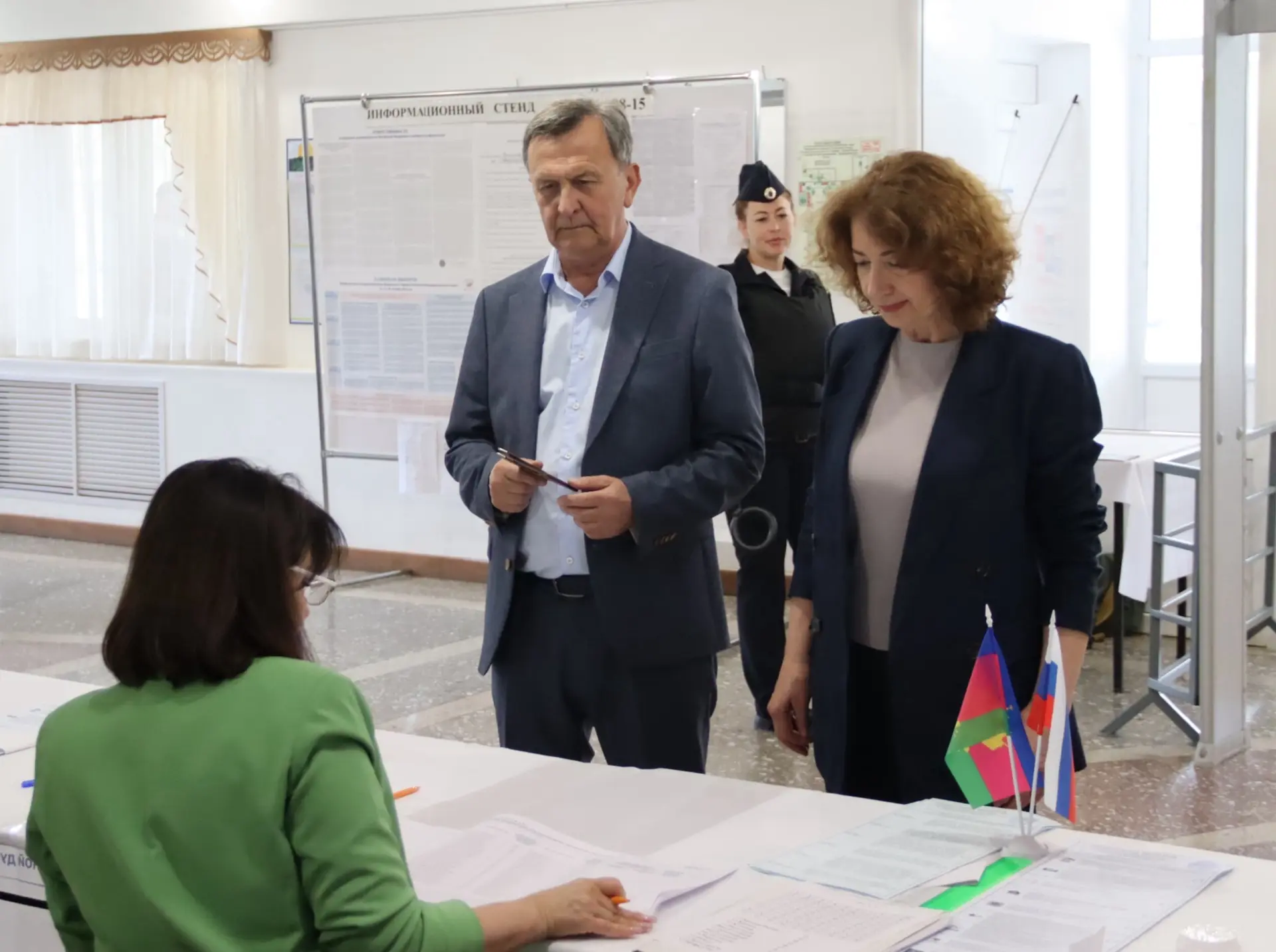🗳️ Глава Выселковского района Сергей Иванович Фирстков пришёл на свой избирательный уч...