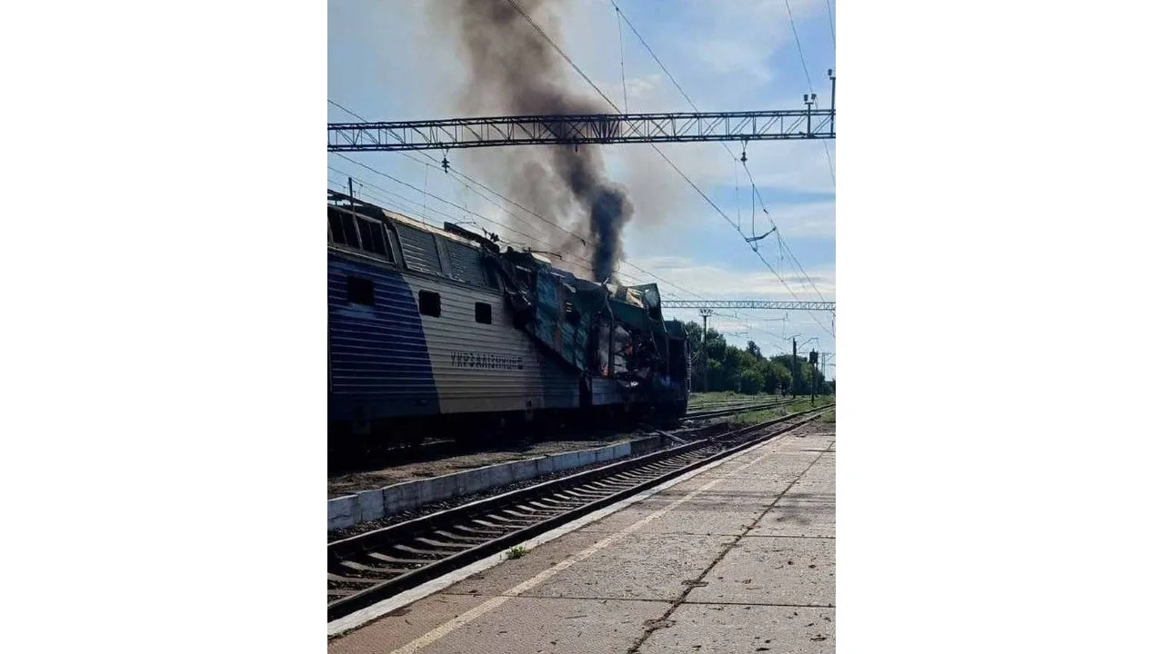 Очередной локомотив уничтожен ударом дрона в Днепропетровской области.