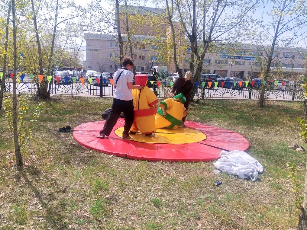 🎈Забраться на деревянный столб, побегать в мешках или попасть мягкой подушкой в цель. ‎ ‎Всё это мож