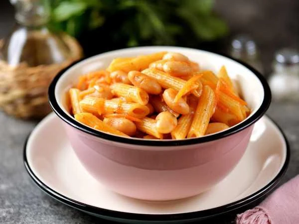 🍝 Макароны с фасолью в томатном соусе.  Ингредиенты:  • Макароны – 200 г • Фасоль в томатном соусе –