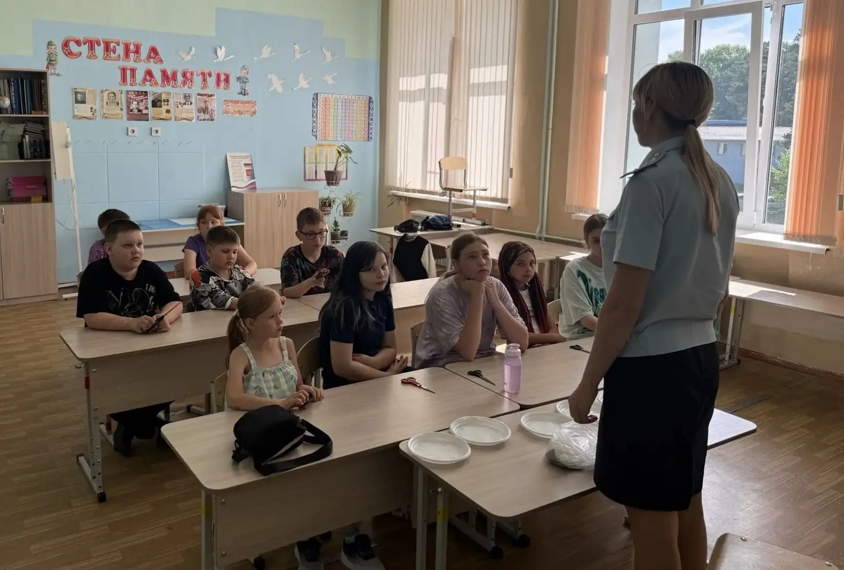 🚔 «Безопасное лето»: сотрудники Госавтоинспекции провели мастер-класс по изготовлению световозвраща
