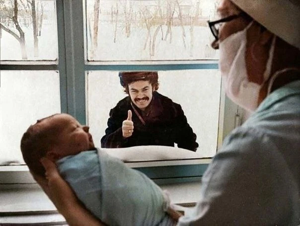 В роддоме. 
Муж - Как всё прошло? 
Жена - Плохо. Всё порвали... 
Муж - Как всё 
порвали? 😯 
Жена - 