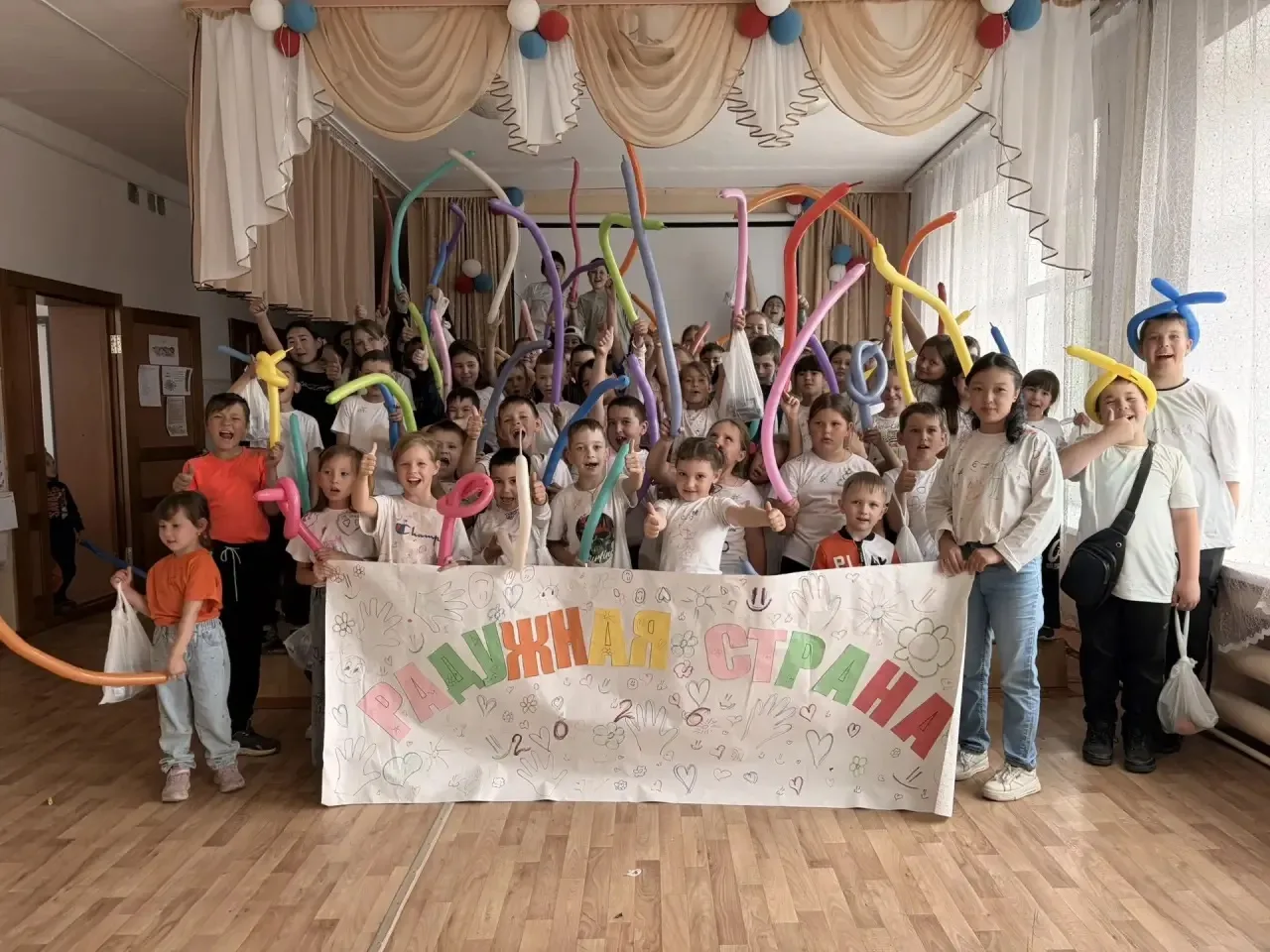 Радужное закрытие смены в «Радужной стране»!
Сегодня в нашем школьном лагере прозвучал финальный акк