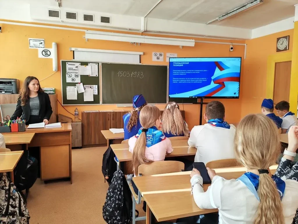 Герои на защите Родины: в 6А и 6Б классе прошла интерактивная лекция от Российского общества «Знание