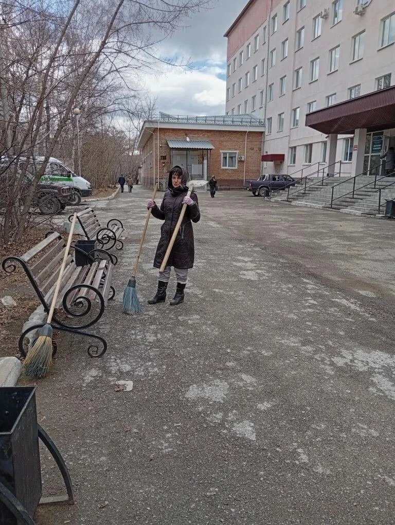 Сегодня коллектив Дальнегорской больницы вышел на субботник  Навели порядок на территории больничног