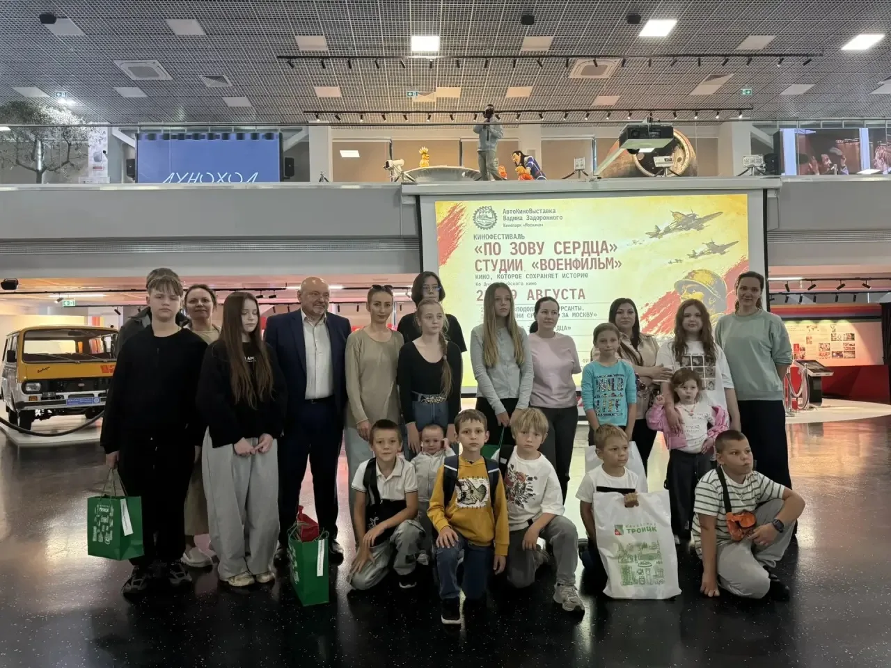 🎒Учебные принадлежности вручили троицким школьникам