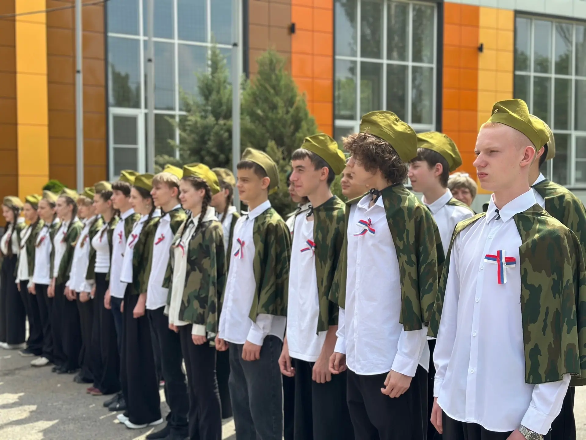 🪖 Смотр строя и песни — в честь 81-й годовщины Великой Победы!  В нашей школе прошёл традиционный см