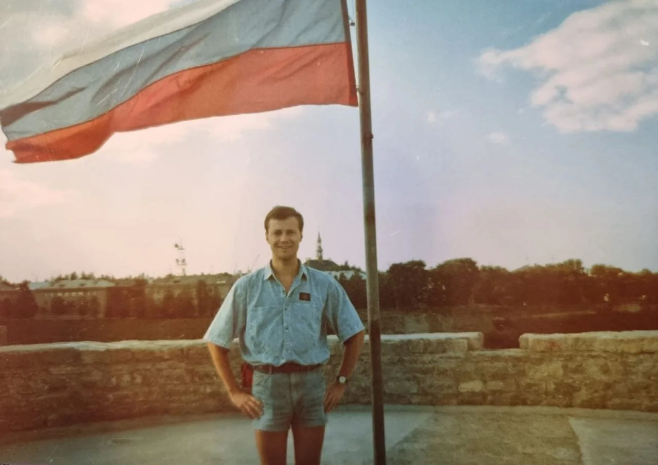 Да, это я, как это ни смешно 😁 Это 22 августа 1991 года, Ивангородская крепость, на сл...