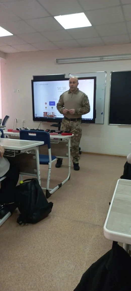 Сегодня члены губкинского батальона "Сталь" провели занятие с учащимися 9в класса на тему «Обнаружен