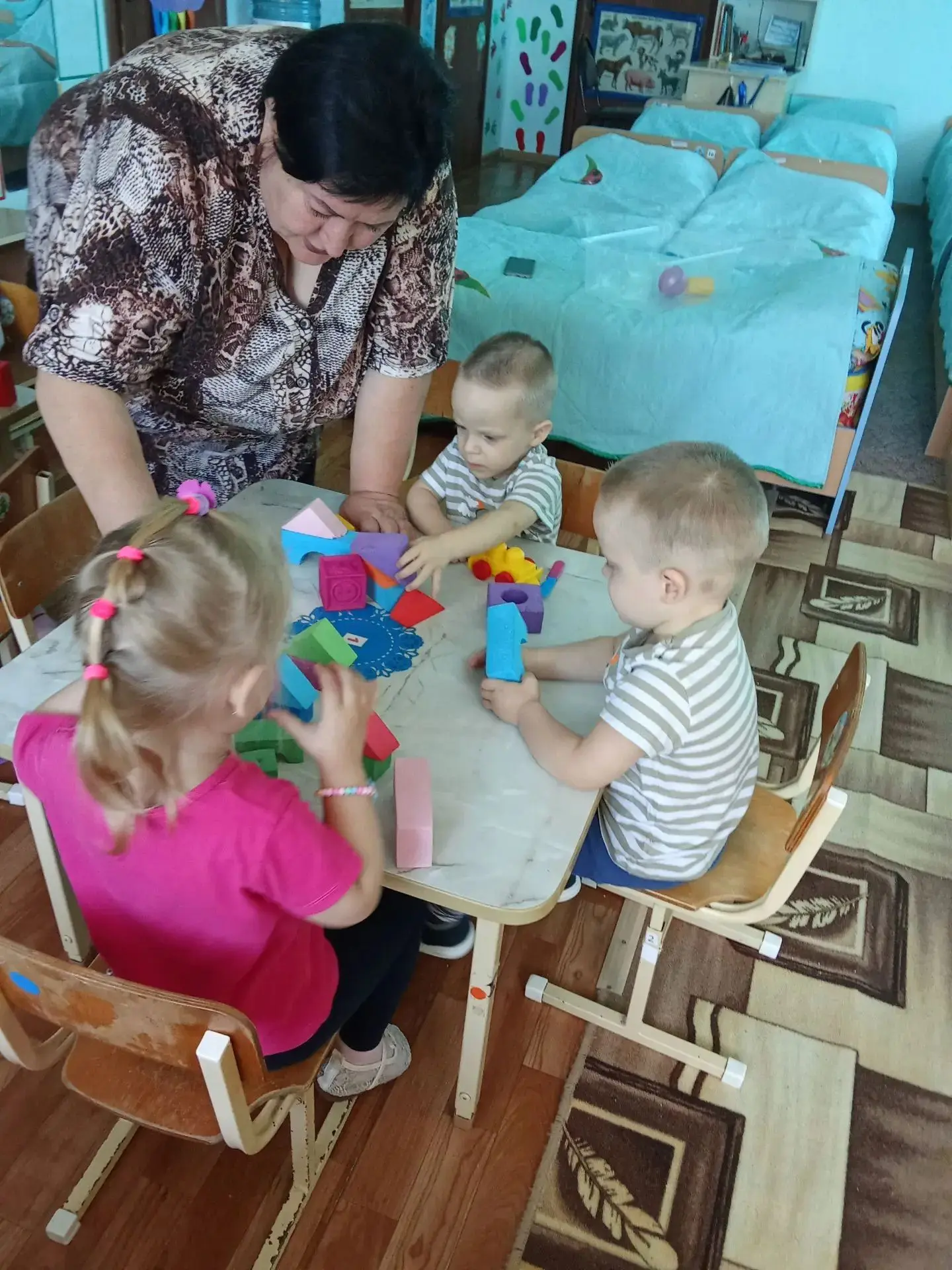 Ребята строили высокие башни и пирамиды