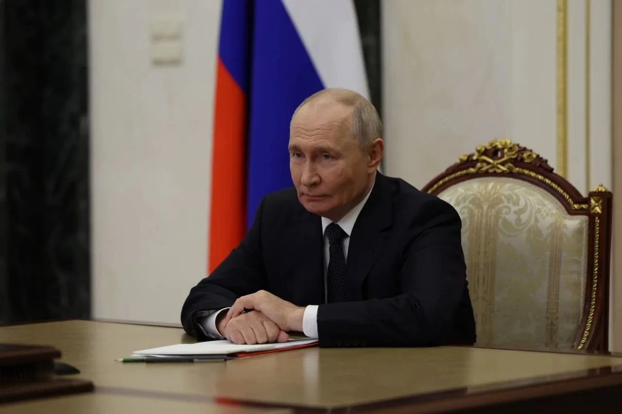 Владимир Путин в режиме видеоконференции провёл оперативное совещание с членами Совета ...
