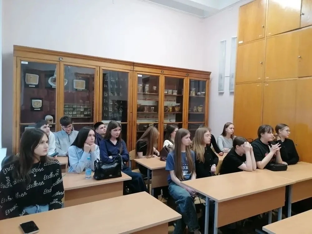 Путешествие сквозь века и высоты! Наши десятиклассники в Москве! 🌃   Вчера ребята побывали на кафедр