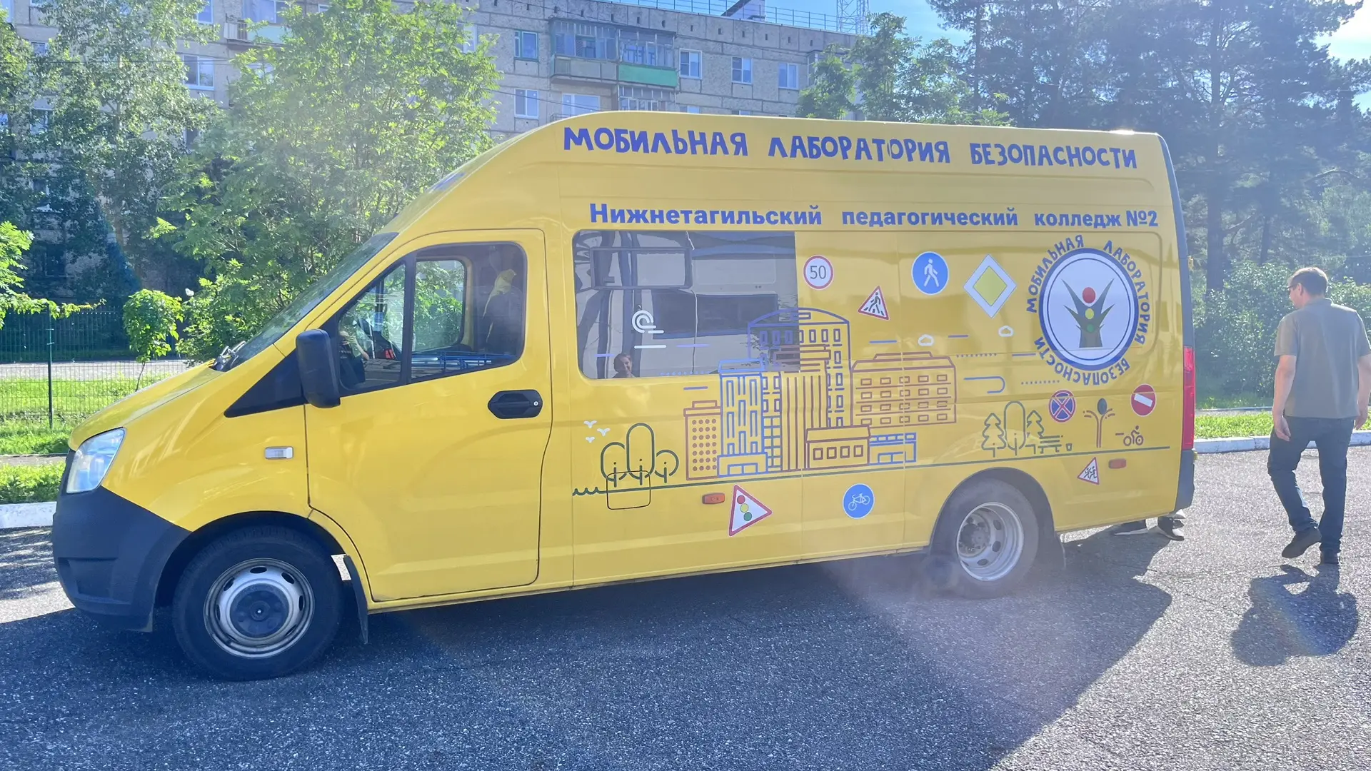 В Новолялинскую Спортивную школу с полезным визитом прибыла «Мобильная лаборатория безопасности» — у