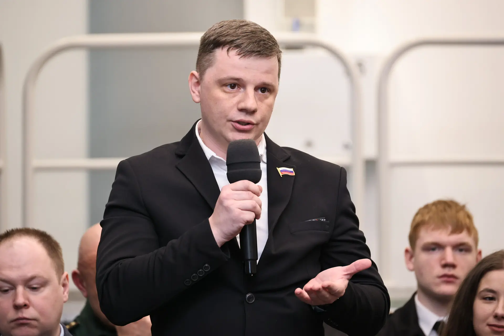 «Мин татарча сөйләшәм, ә син?» – «Я говорю по-татарски, а ты?»  С этой фразы сегодня начал свой докл