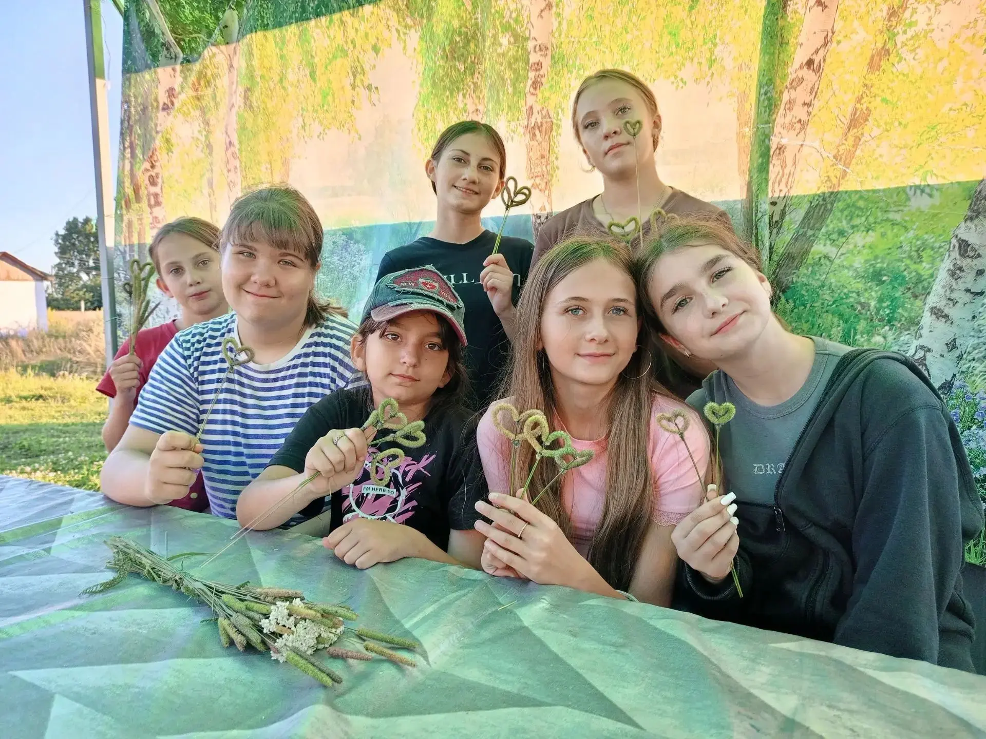 В Луженском СДК царила атмосфера летнего вдохновения! На часе творчества «Природный материал» ребята