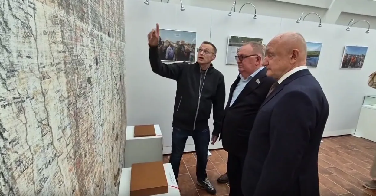В Белоярском открылась выставка с точной копией легендарной карты «Большой чертёж Сибир...