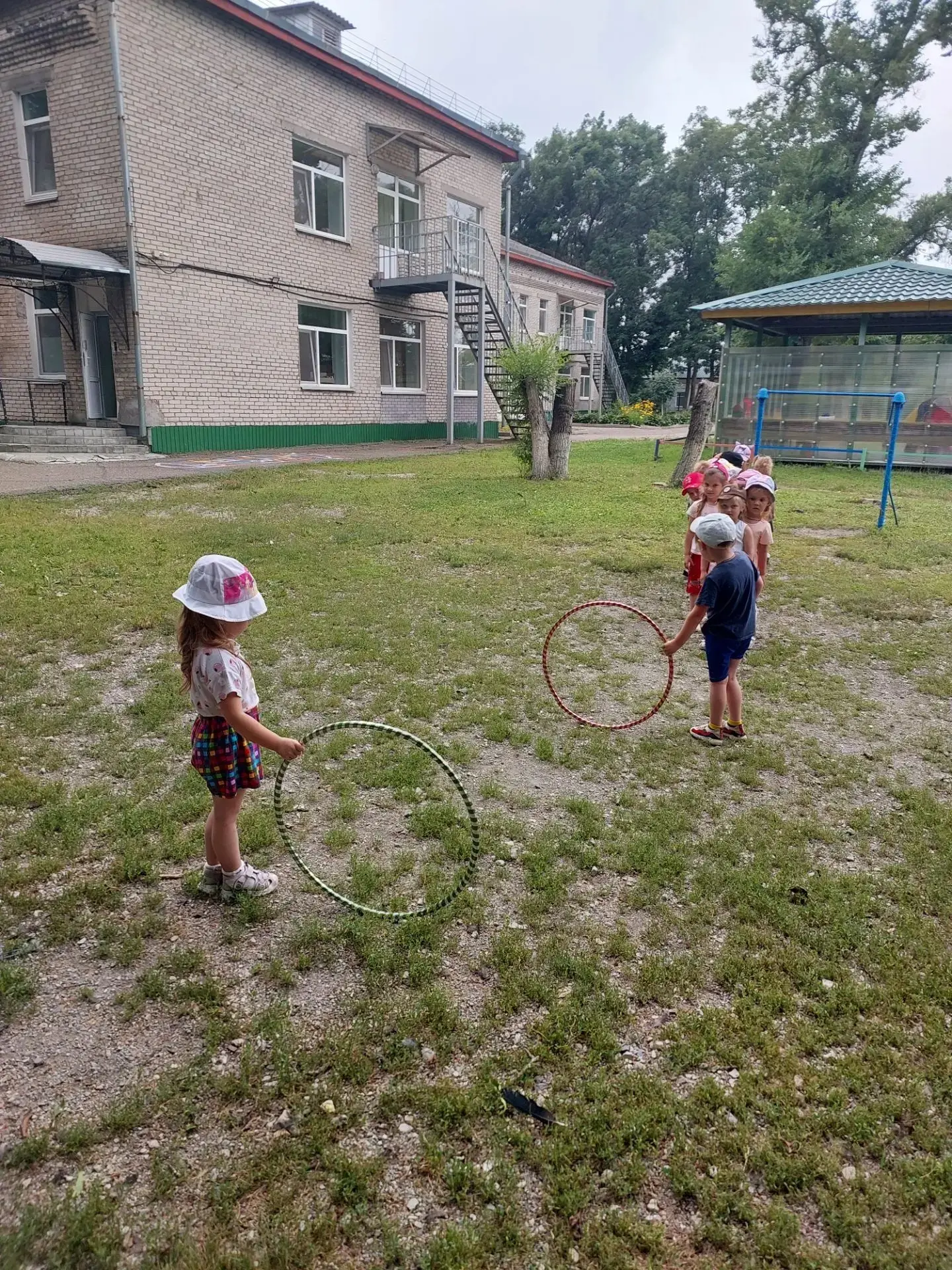 Спорт + Стройка = Лучший досуг! 🏗️⚽

Сегодня ребята средней группы совместили два любимых дела: сна