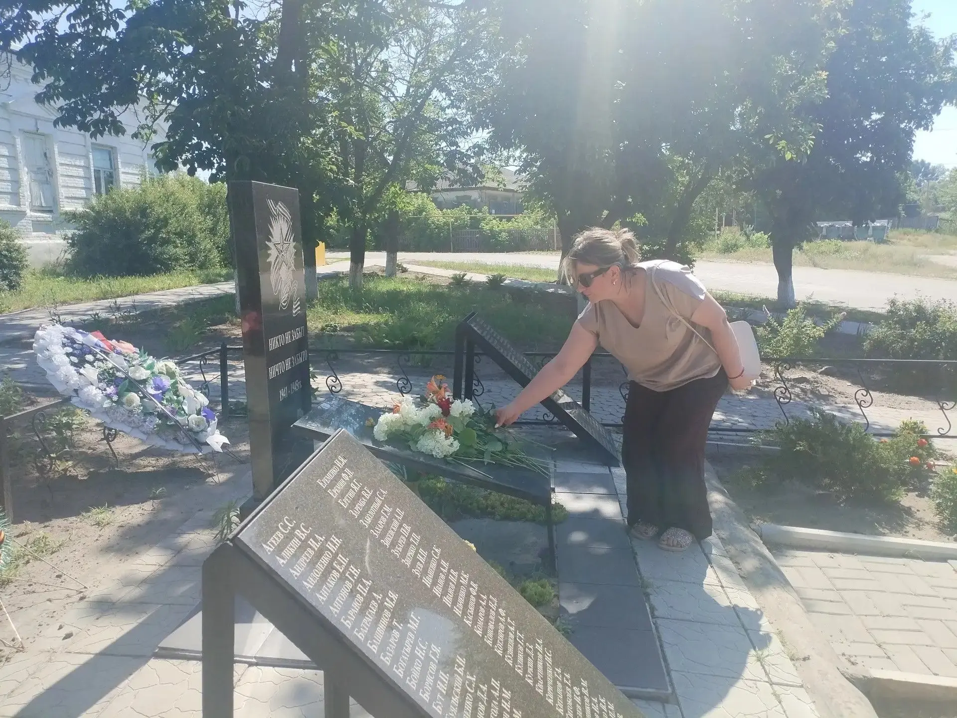 В станице Митякинской в День памяти и скорби состоялся митинг с возложением цветов к памятнику «Земл