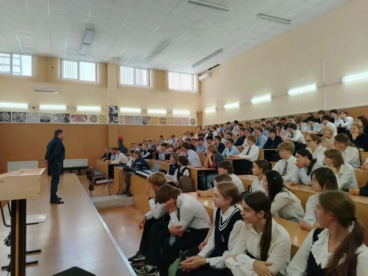 Врач-нарколог провел профилактическую беседу с лицеистами