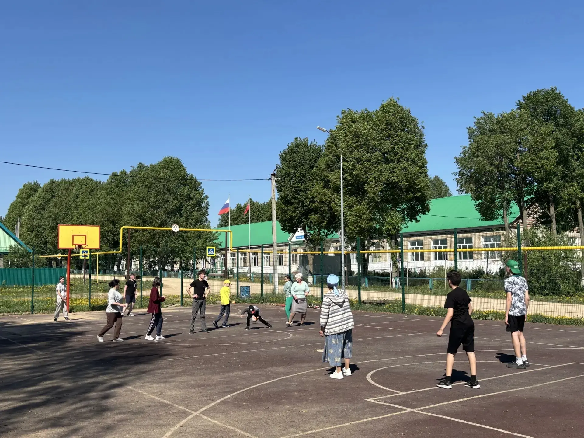 Затем ученики и учителя играли в "Вышибалы". Кто кого?