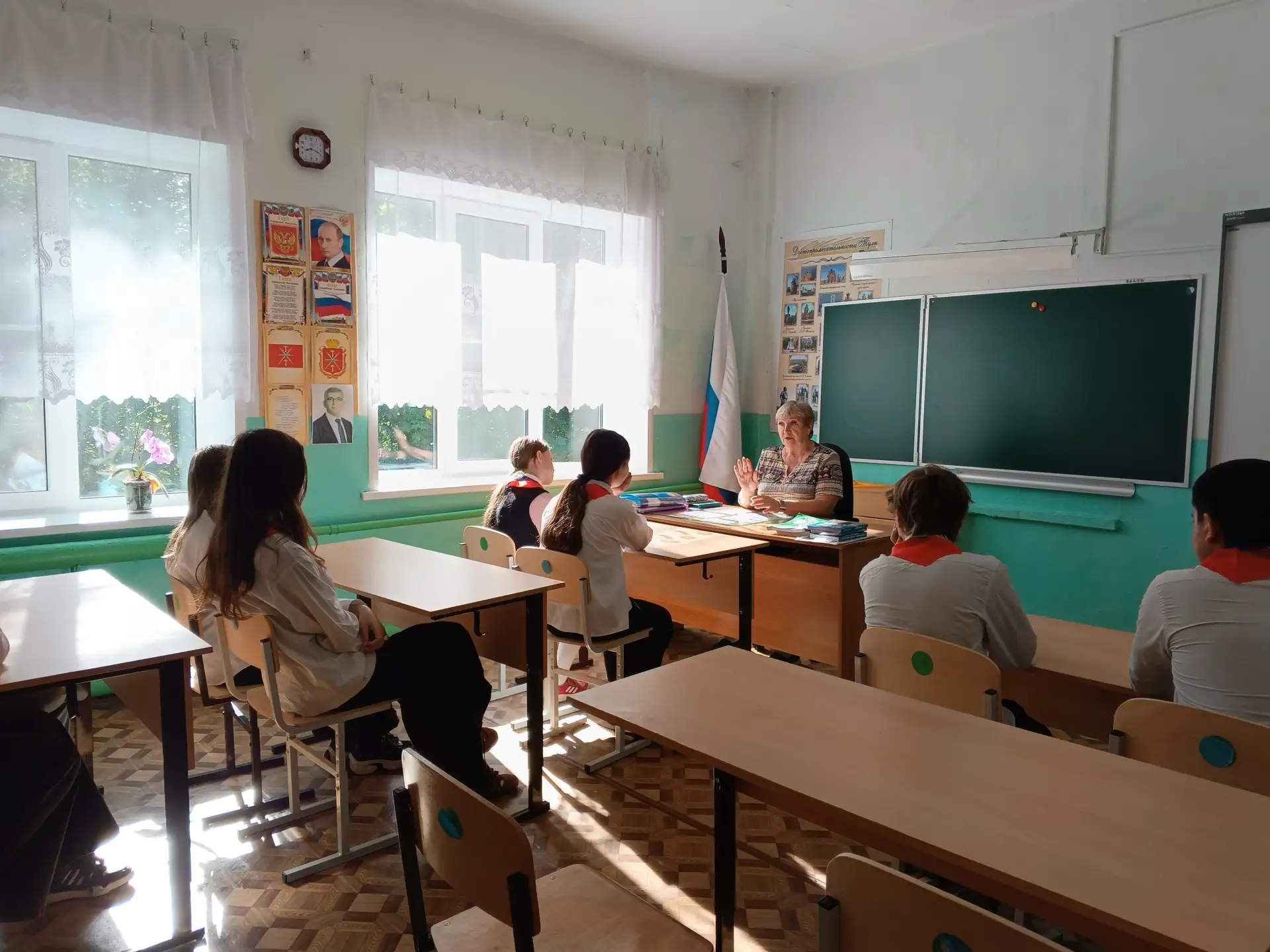 Понедельник 18 мая начали традиционно с торжественной линейки. Подъем флага под совмест...