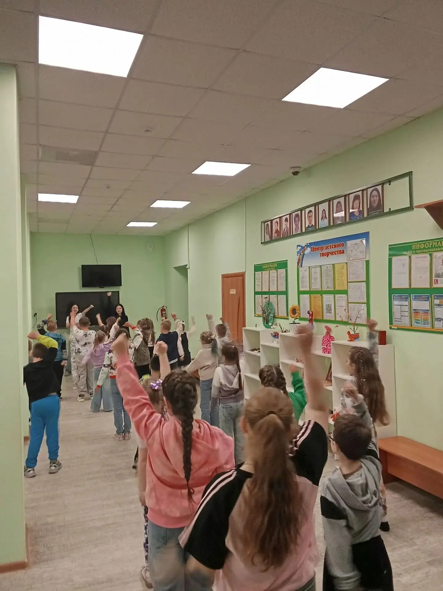 🤸Заряд бодрости на весь день: Утренняя зарядка в летнем лагере Центра детского творчества
⁣
😁Для р