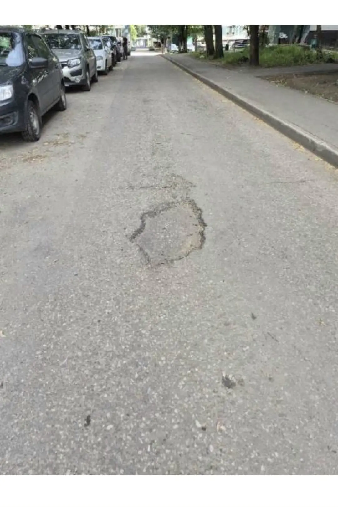 У нас во дворе Новый город 7/16 между 2 и 3 подъездами образовалась выбоина. И она стан...