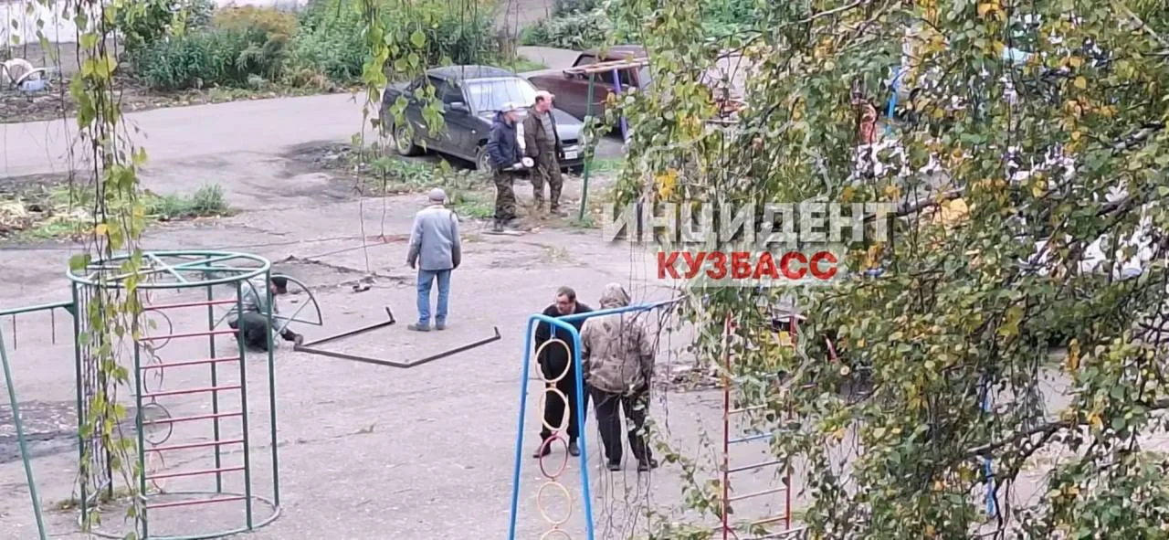 😠 В Анжеро-Судженске снесли детскую площадку — жители не понимают, где теперь играть д...