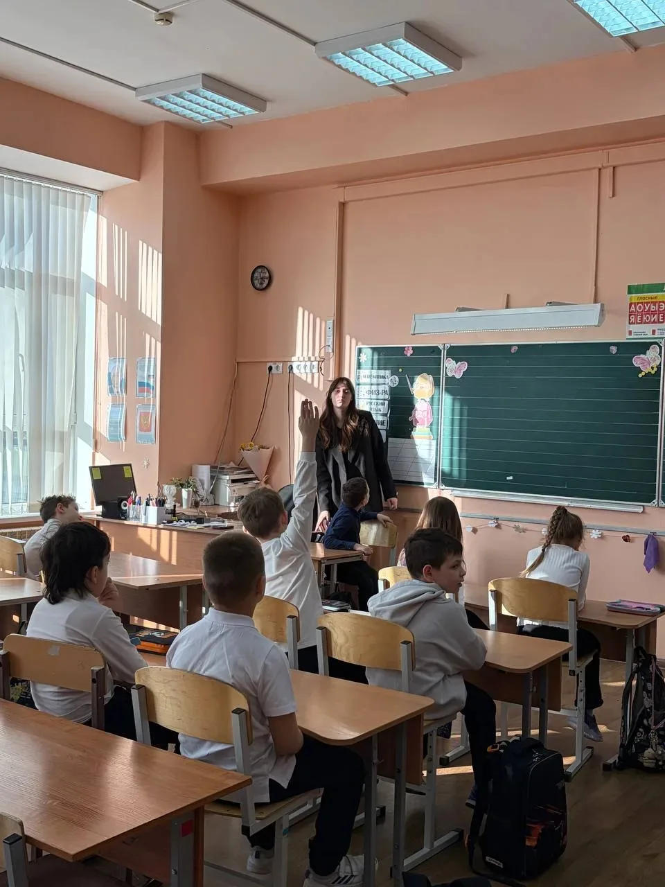 Сегодня в рамках Недели начальной школы в 1 «Б» классе прошёл урок, посвящённый изучению дециметров.