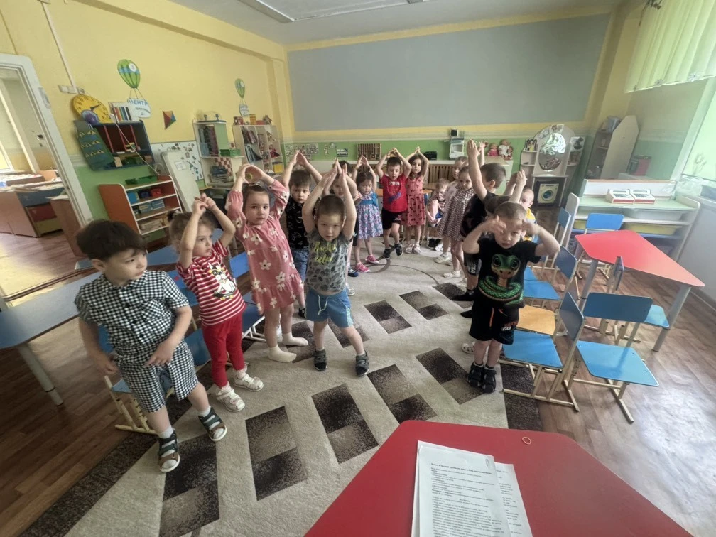 В космической ракете С названием «Восток» Он первым на планете Подняться к звёздам смог. Поёт об это