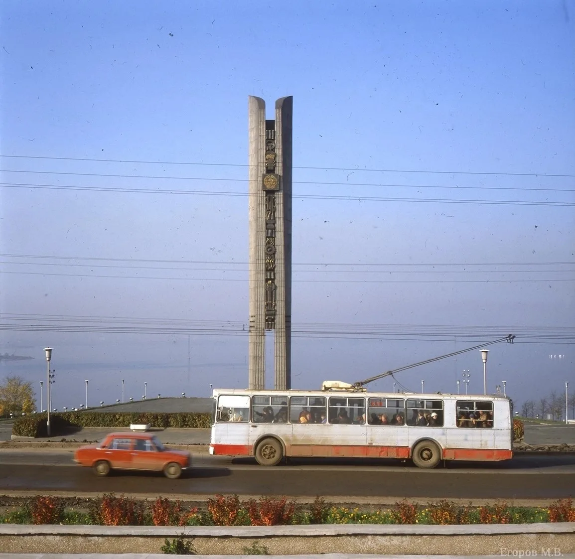 Улица Максима Горького и вид на монумент «Дружба народов» в 1980-е годы👀