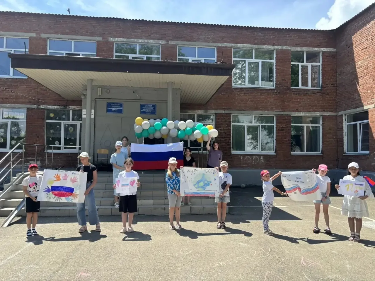 🇷🇺 Как мы отметили День России в лагере! 🇷🇺

Сегодня в нашем лагере царила невероятная атмосфера