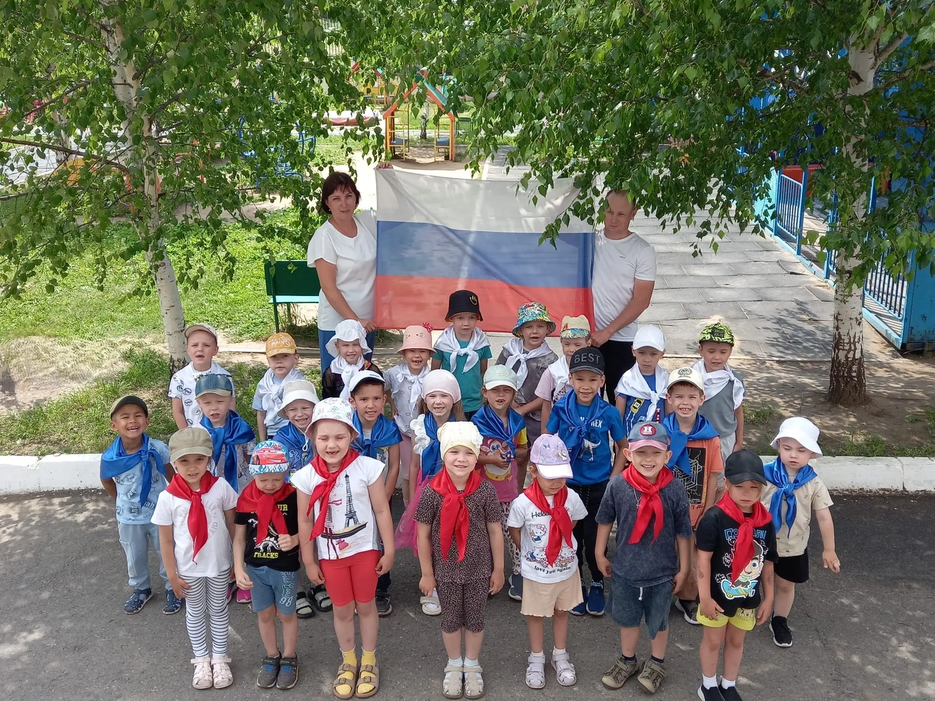 🇷🇺Флешмоб-зарядка "Физкультпривет, Россия!"

🤸В канун Дня России (12 июня) воспитанники детского 