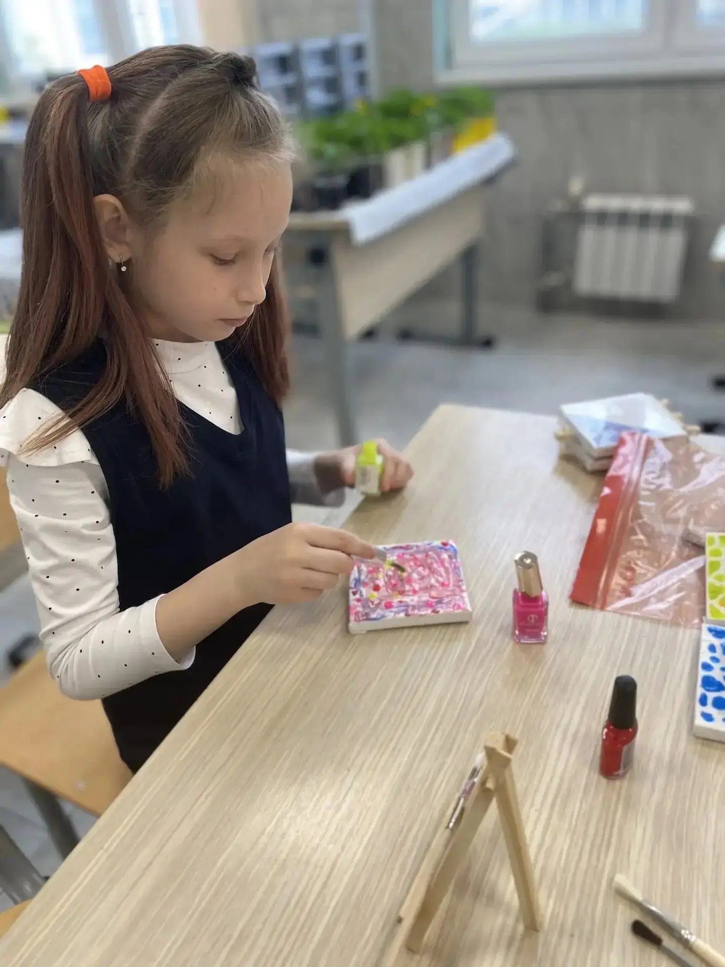 😎Ученицы восьмого класса поделились секретами творчества с малышами.   ⭐Сегодня старшеклассницы 8-Б 