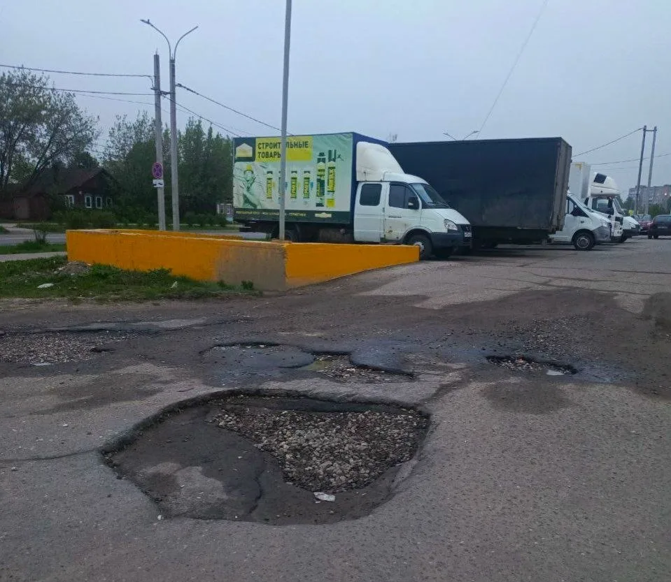 Уважаемая администрация! Прошу принять заявку на ямочный ремонт дорожного покрытия в районе съезда с