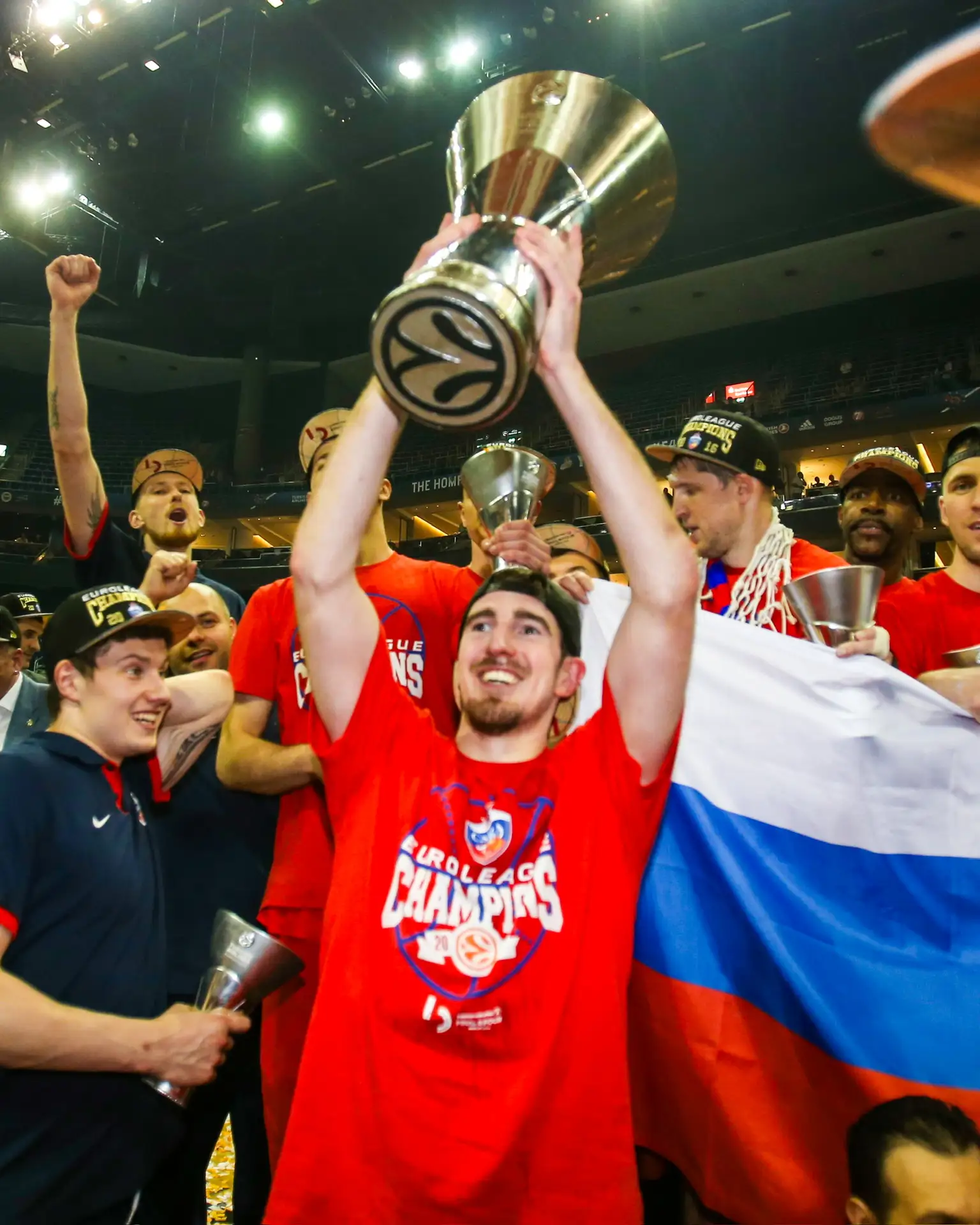 Спасибо, Нандо! ❤️💙

Легенда ЦСКА Нандо Де Коло завершил карьеру.

🔴🔵 В красно-синей форме Нандо 