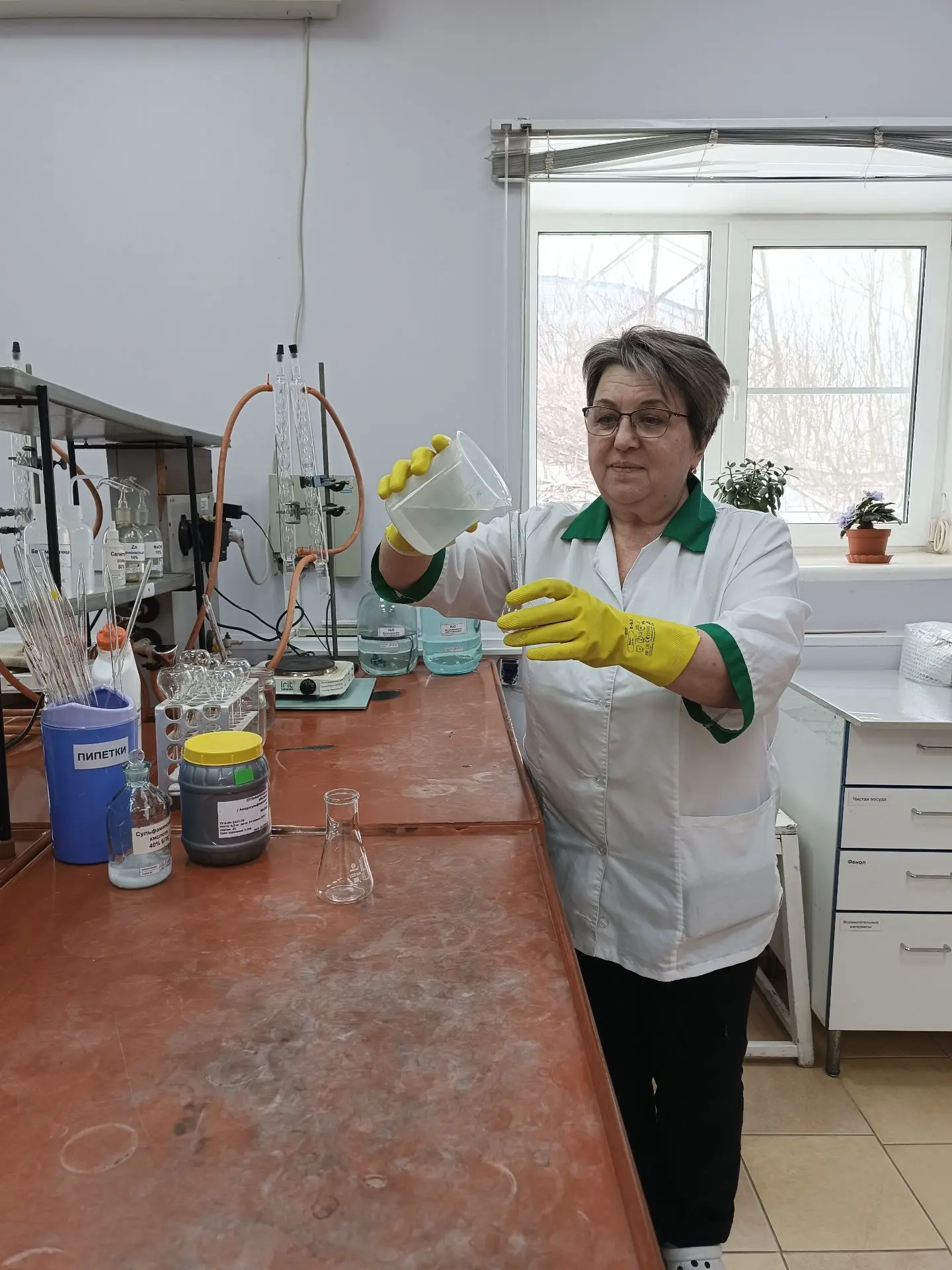 Специалисты лаборатории Водоканала непрерывно проводят контроль: