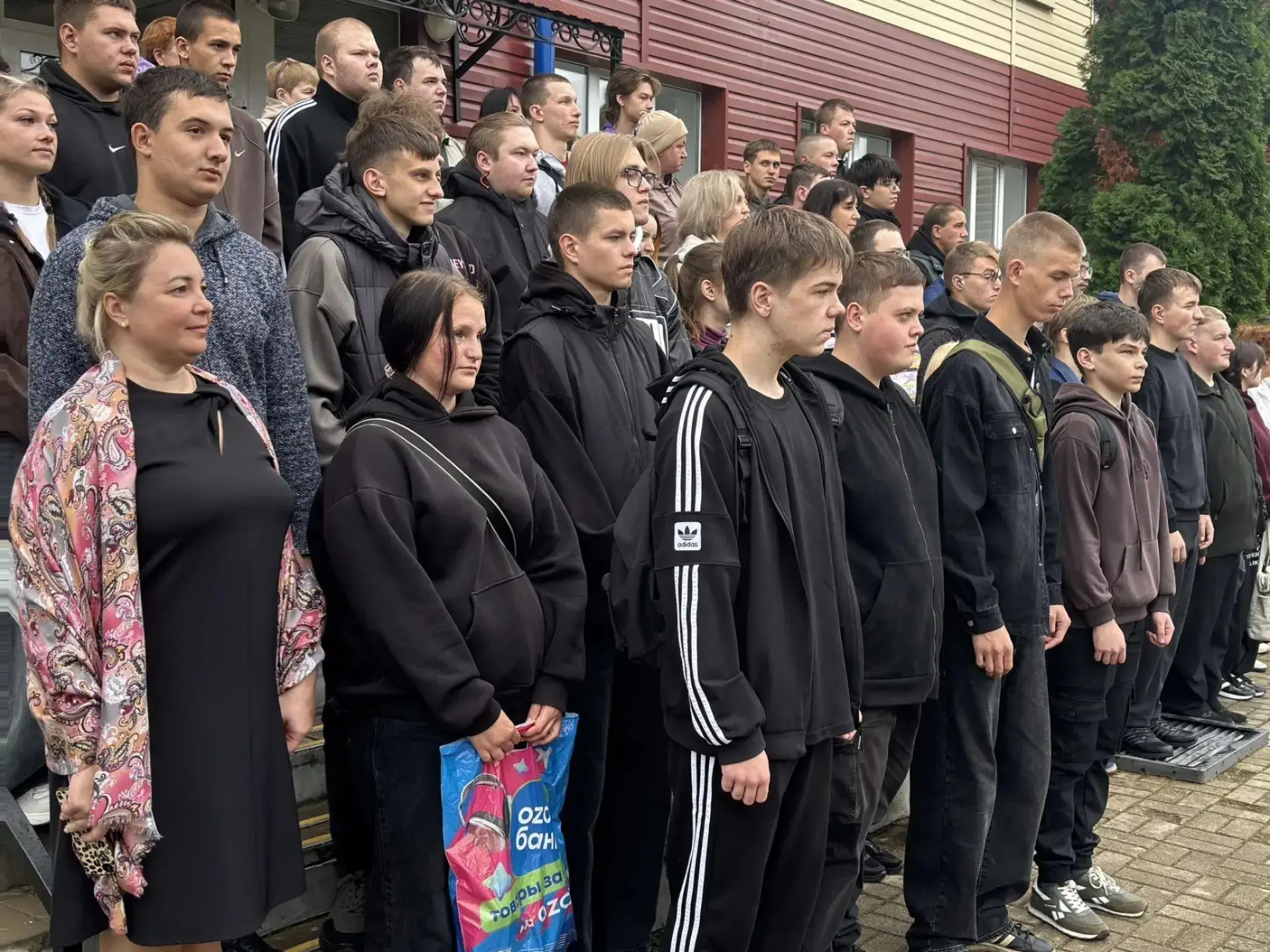 Традиционно начали учебную неделю с поднятия флага Российской Федерации под гимн Россий...