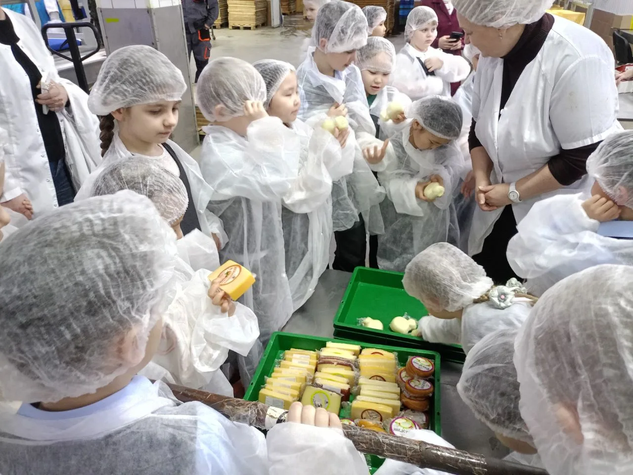 Из чего делают сыр? 🧀Наши первоклассники узнали ответ на заводе! 🧀Сегодня, 23 марта, ученики 1 «А» к