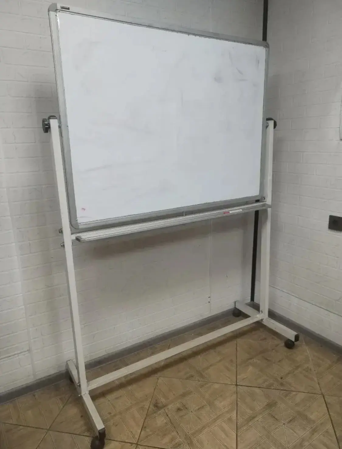 Продам передвижную магнитно - маркерную доску, размер 120*90 см, высота 185 см, цена 50...