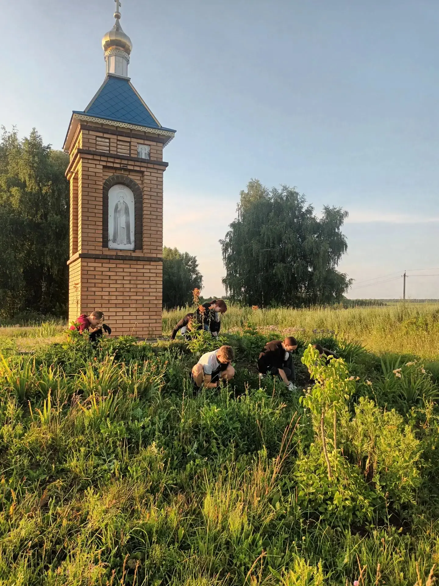 Волонтёрский отряд МБОУ «Яншихово-Норвашская СОШ» провёл трудовую акцию по благоустройству территори